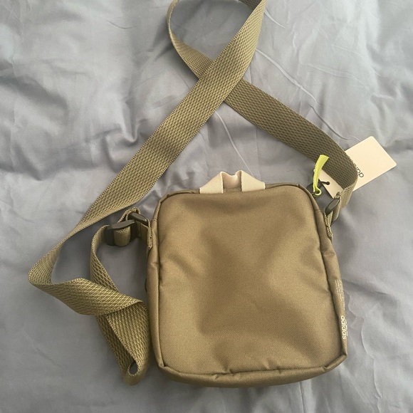Adidas crossbody sling bag unisex - Picture 2 of 3